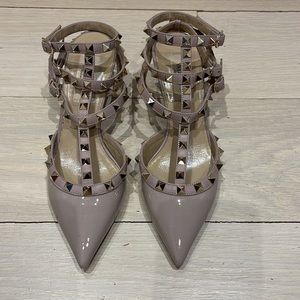 Valentino Garavani Rockstud ankle strap pump in patent leather. Size 36